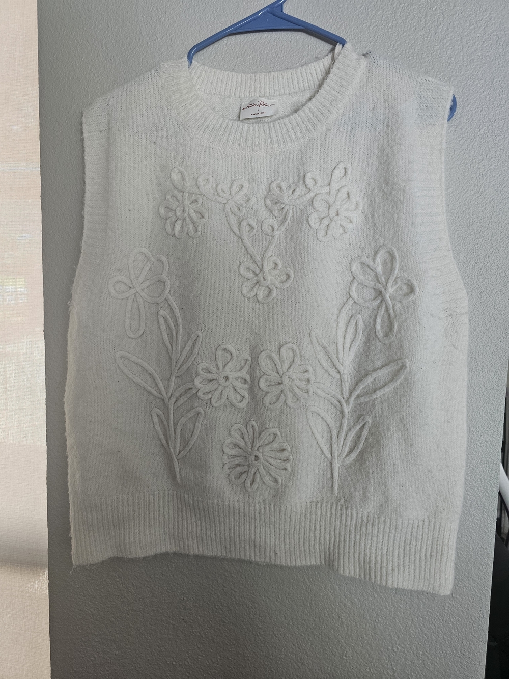 Vintage-Inspired White Floral Embroidered Sweater Vest